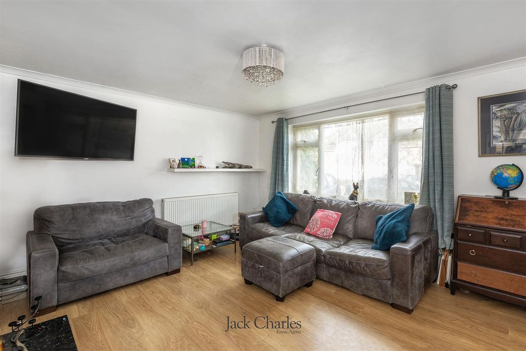 Property photo 3 of 14 43 The Cherry Orchard, Tn11 0Hu 003.Jpg