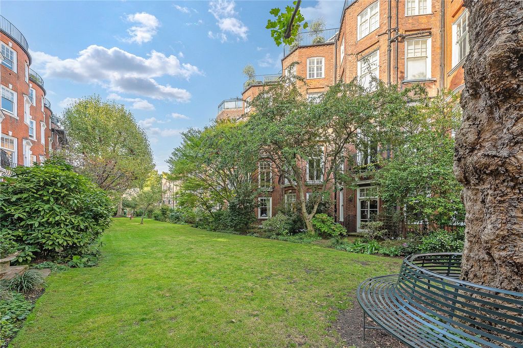 Property photo 3 of 13 Communal Gardens