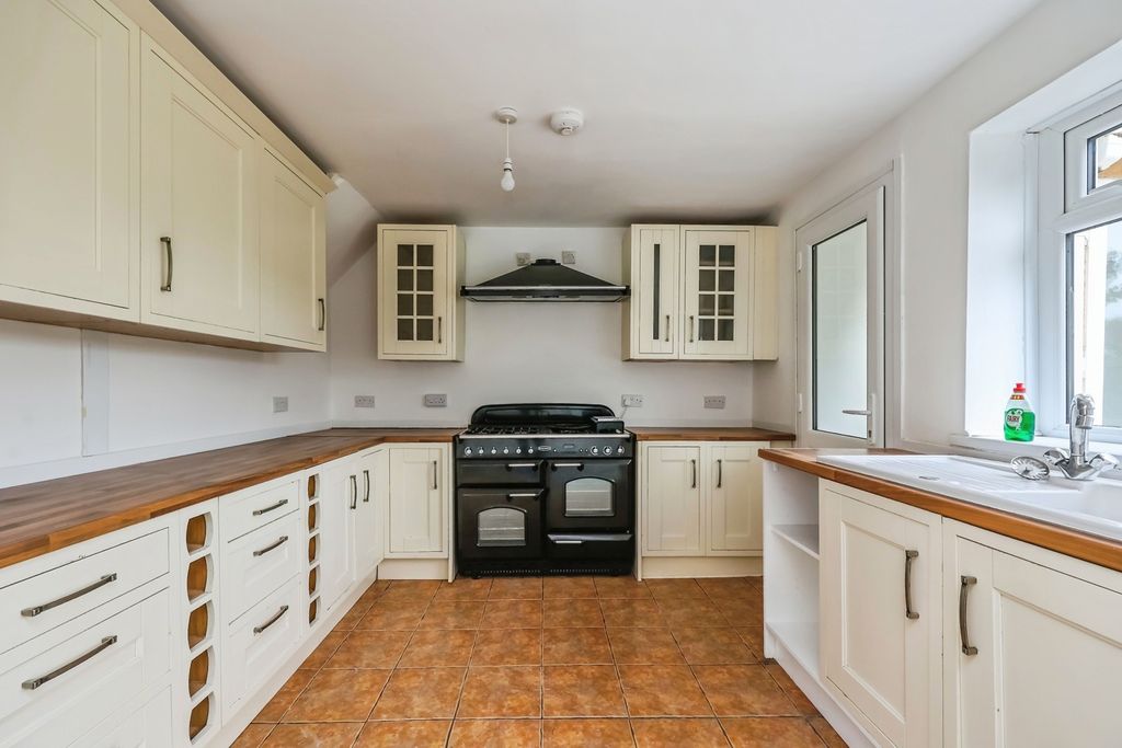 Property photo 2 of 18 Fitted Kitchen