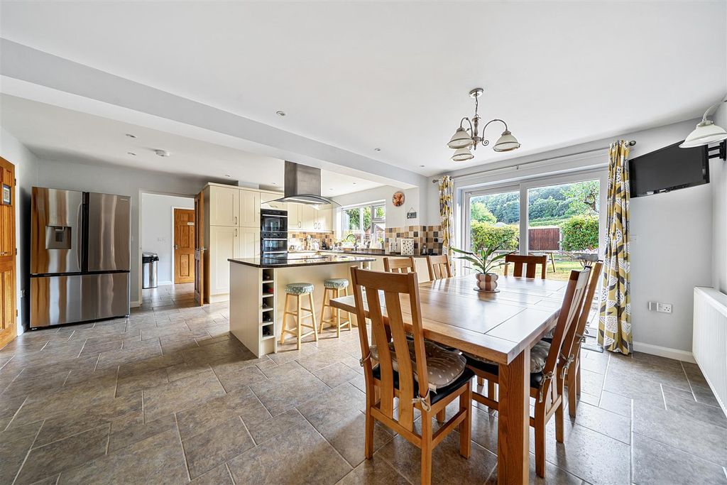 Property photo 2 of 47 Copseend.Newkitchen.Jpg