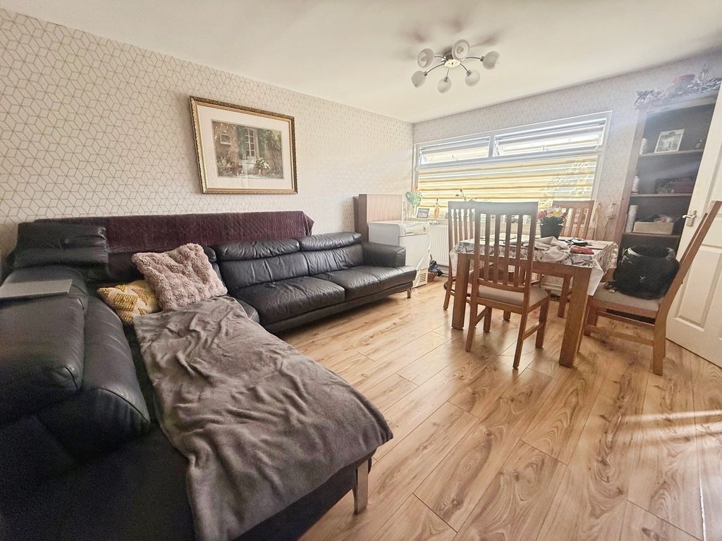 Property photo 3 of 11 Pbox-Img.Jpg