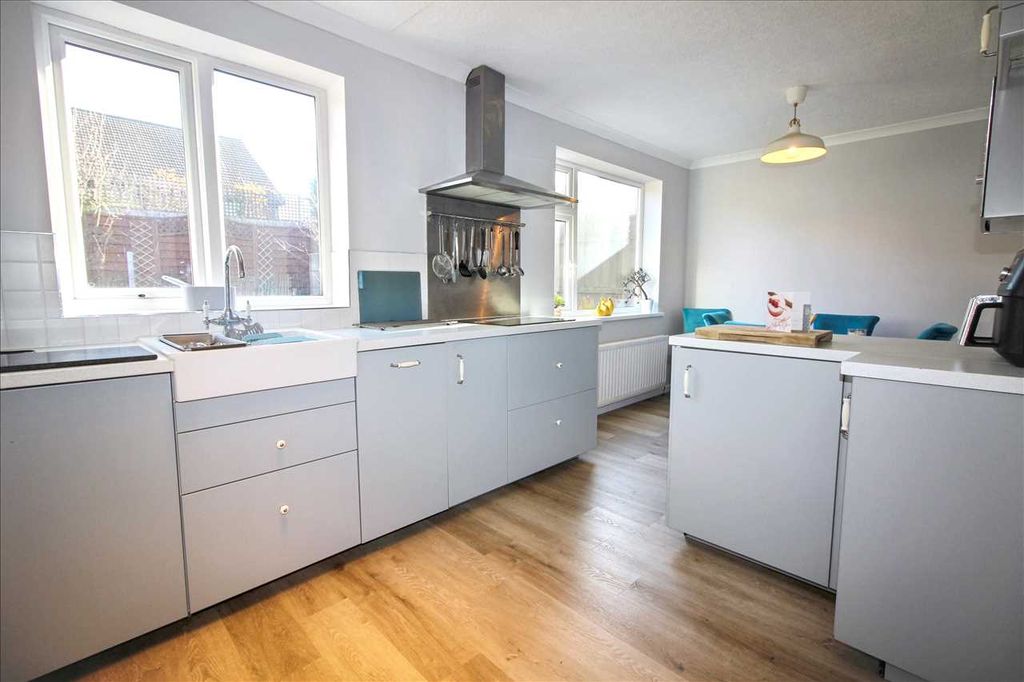 Property photo 3 of 10 Kitchen