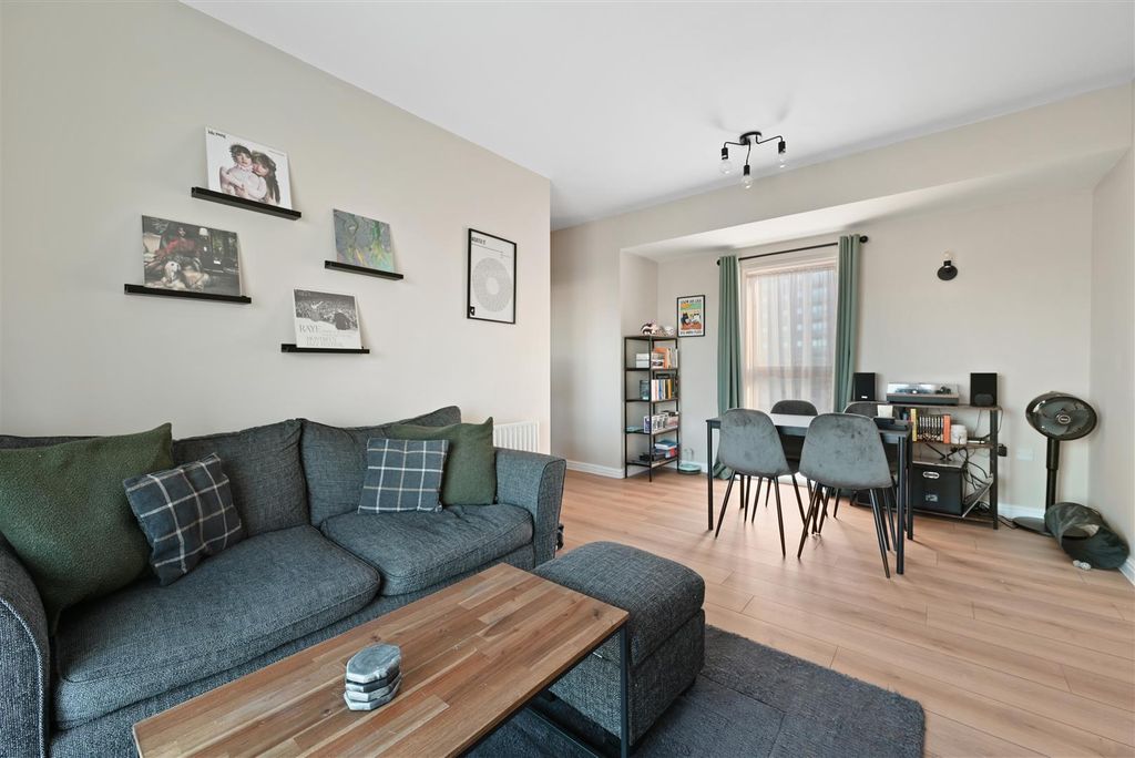 Property photo 2 of 15 Lounge