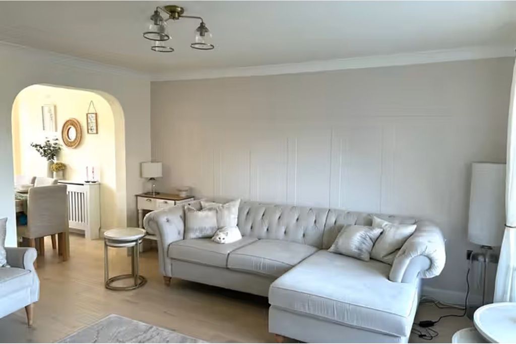Property photo 3 of 18 Lounge