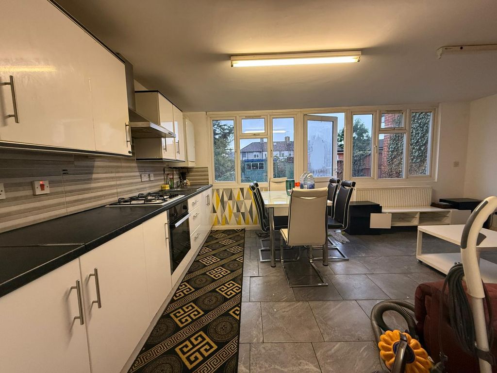 Property photo 1 of 15 4 Bed Semi-Detached House To Rent Becontree Avenue, Dagenham Rm8
