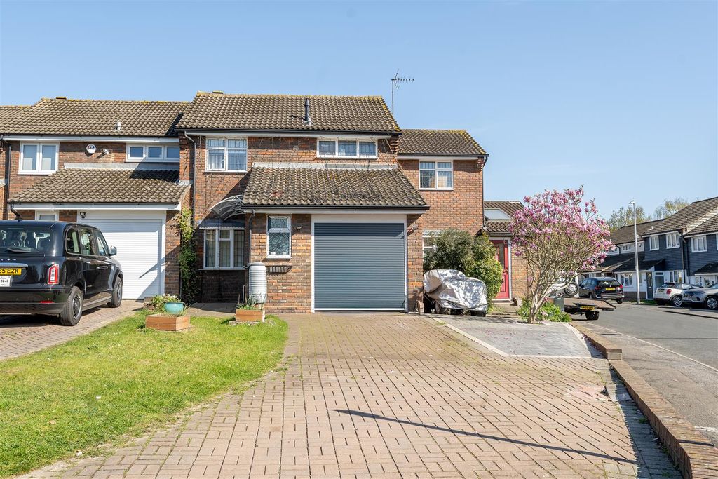 Property photo 1 of 33 Owen Gardens, Ig8
