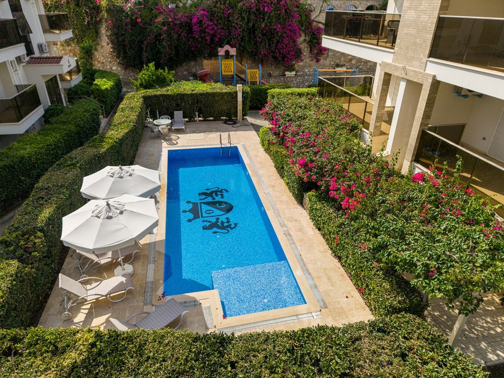 Property photo 3 of 25 Exceptional Fully Furnished Penthouse For Sale In Alanya - Communal Swimming Pool And Gardens