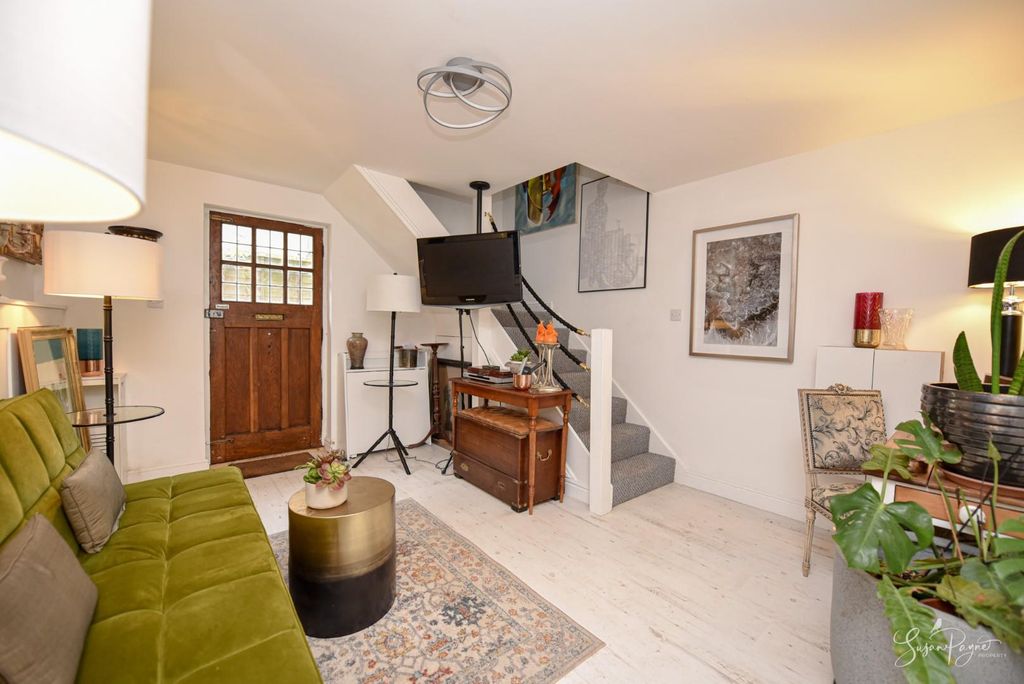 Property photo 3 of 23 Lounge