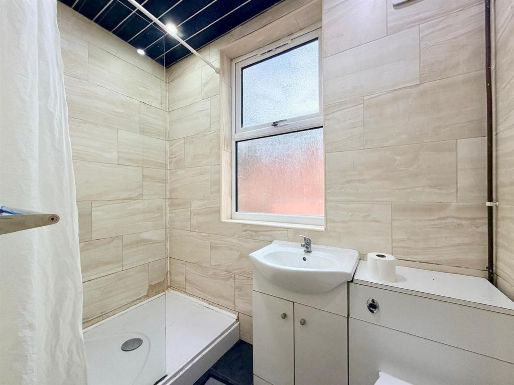 Property photo 3 of 7 Bathroom