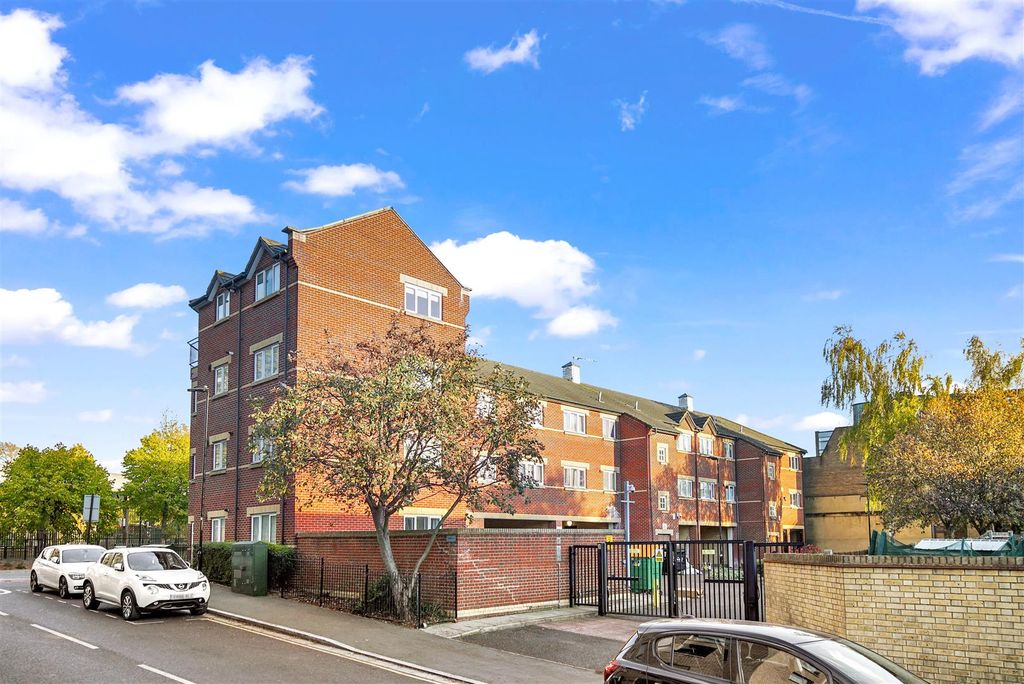Property photo 1 of 9 Barnby Street