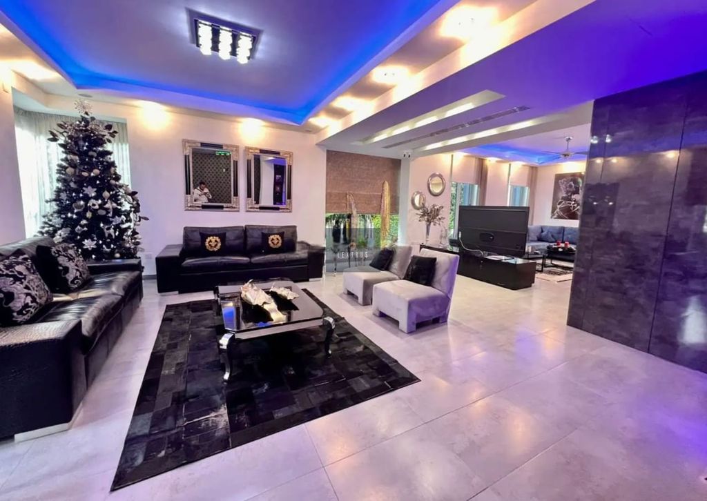 Property photo 2 of 12