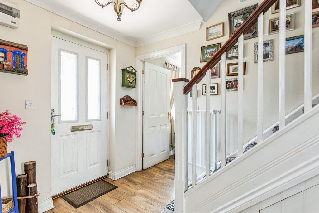 Property photo 2 of 20 Entrance Hall