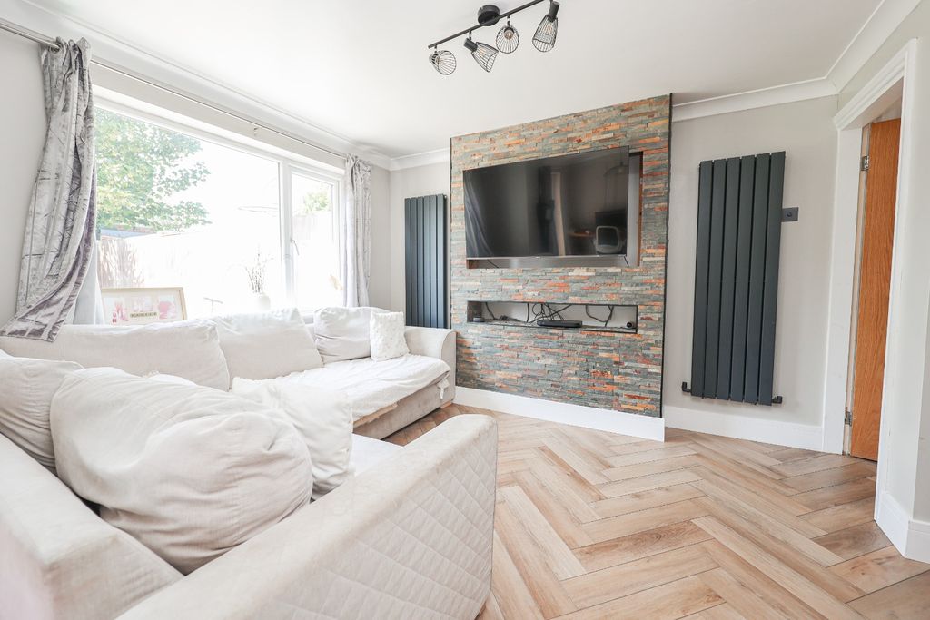 Property photo 3 of 18 4734692