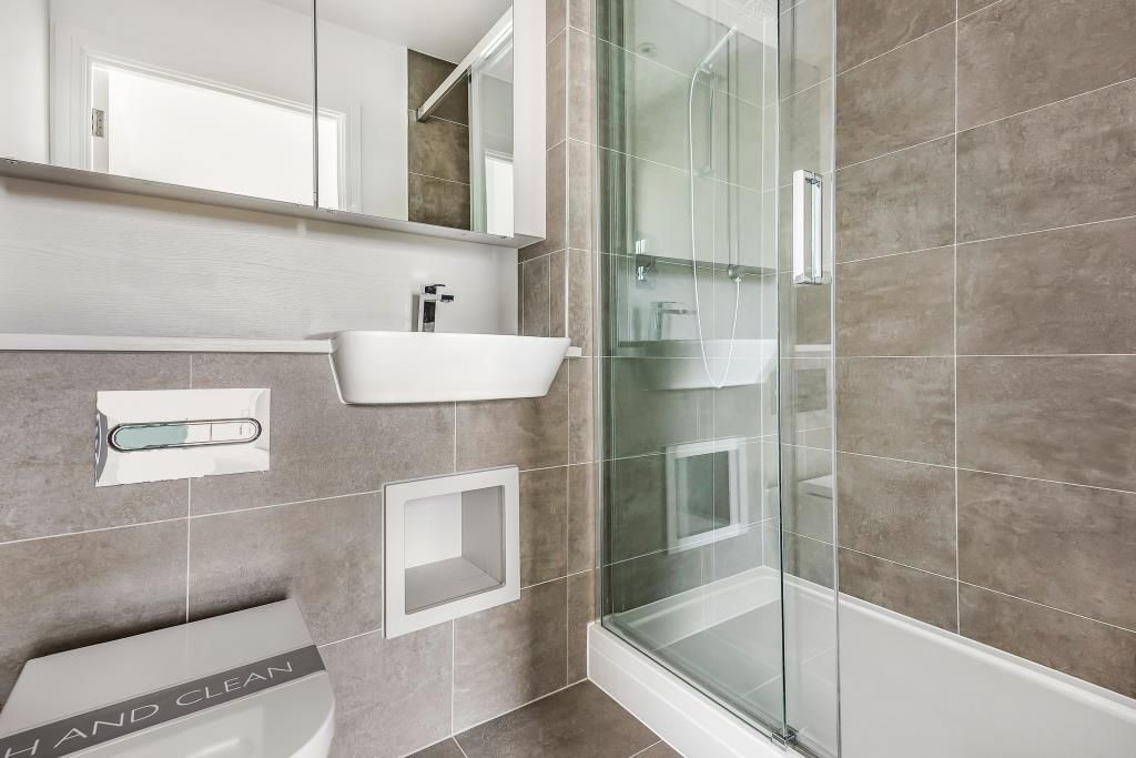 Property photo 3 of 11 Bathroom