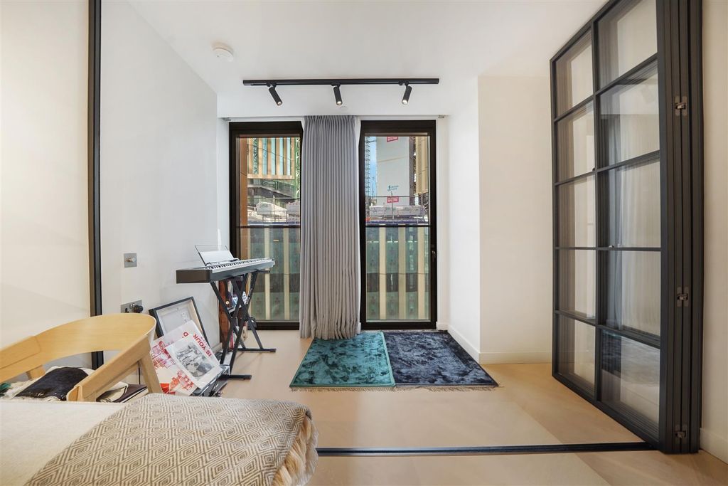 Property photo 1 of 5 Apartment S1304, 19 Sun Street - 6ix7Ndb152G0Put4l