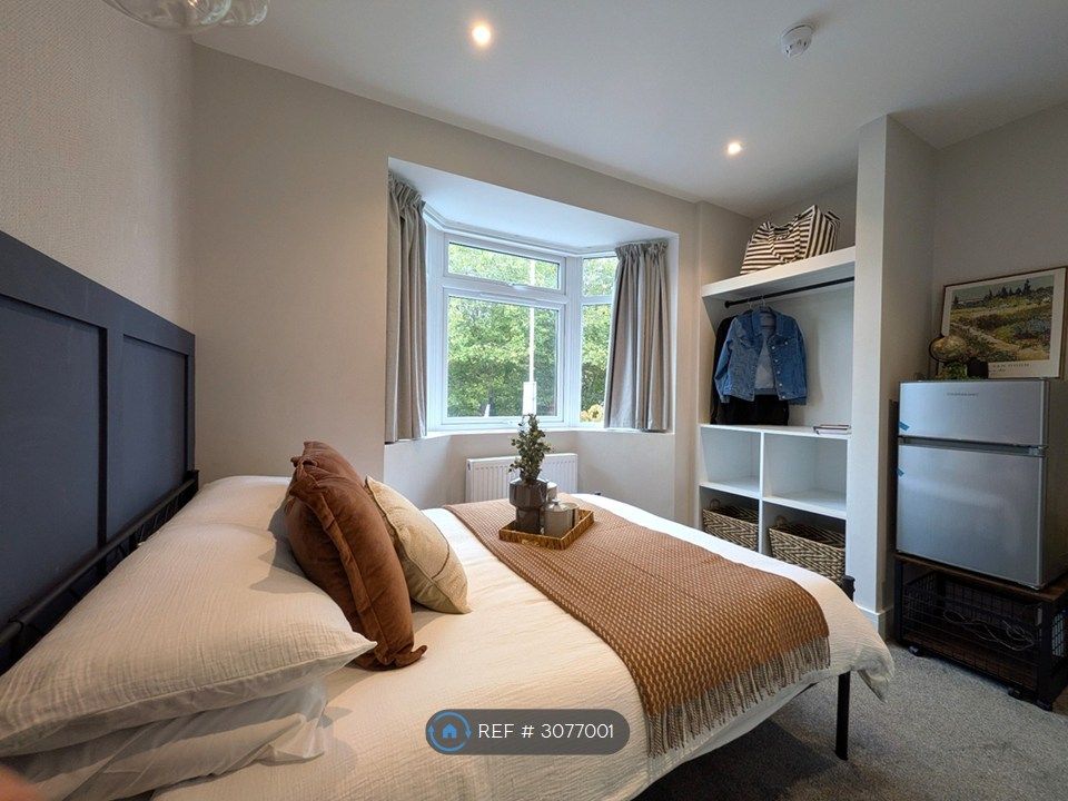 Property photo 1 of 11 Room 1 - Double Ensuite With Fridge Freezer - £750