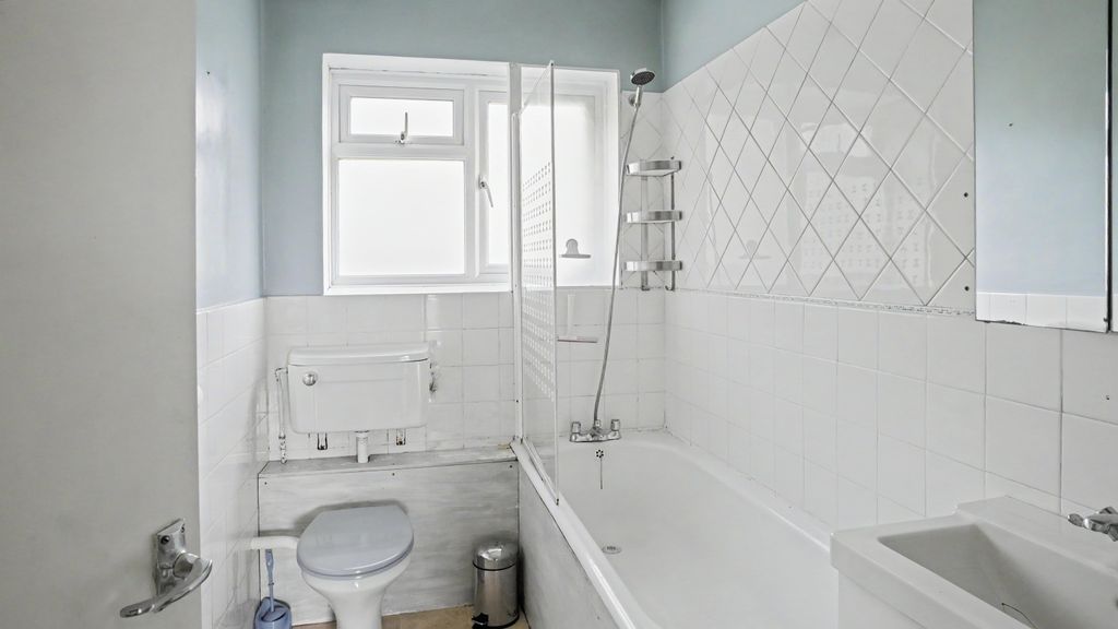 Property photo 3 of 10 6 Poplar Court, Old Ruislip Road, Northolt, Middlesex, Ub5 6Qg