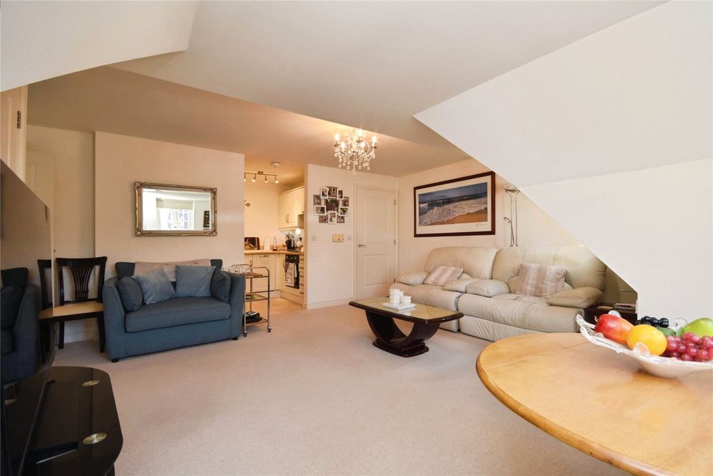 Property photo 2 of 10 Lounge