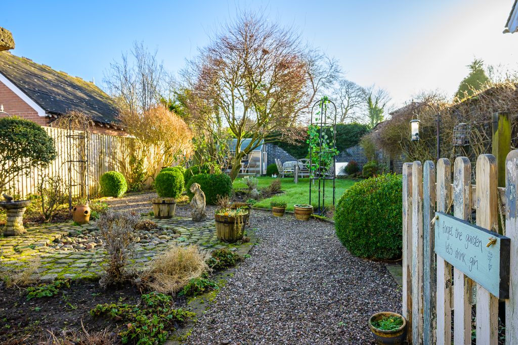 Property photo 3 of 24 Garden