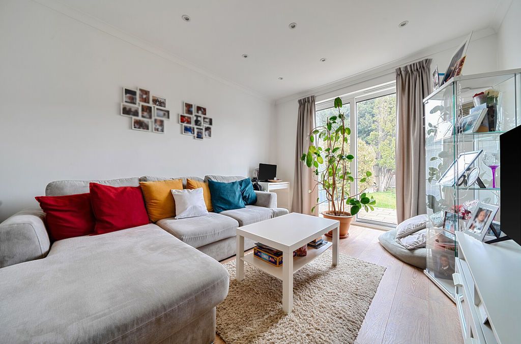 Property photo 2 of 18 Lounge Angle 1