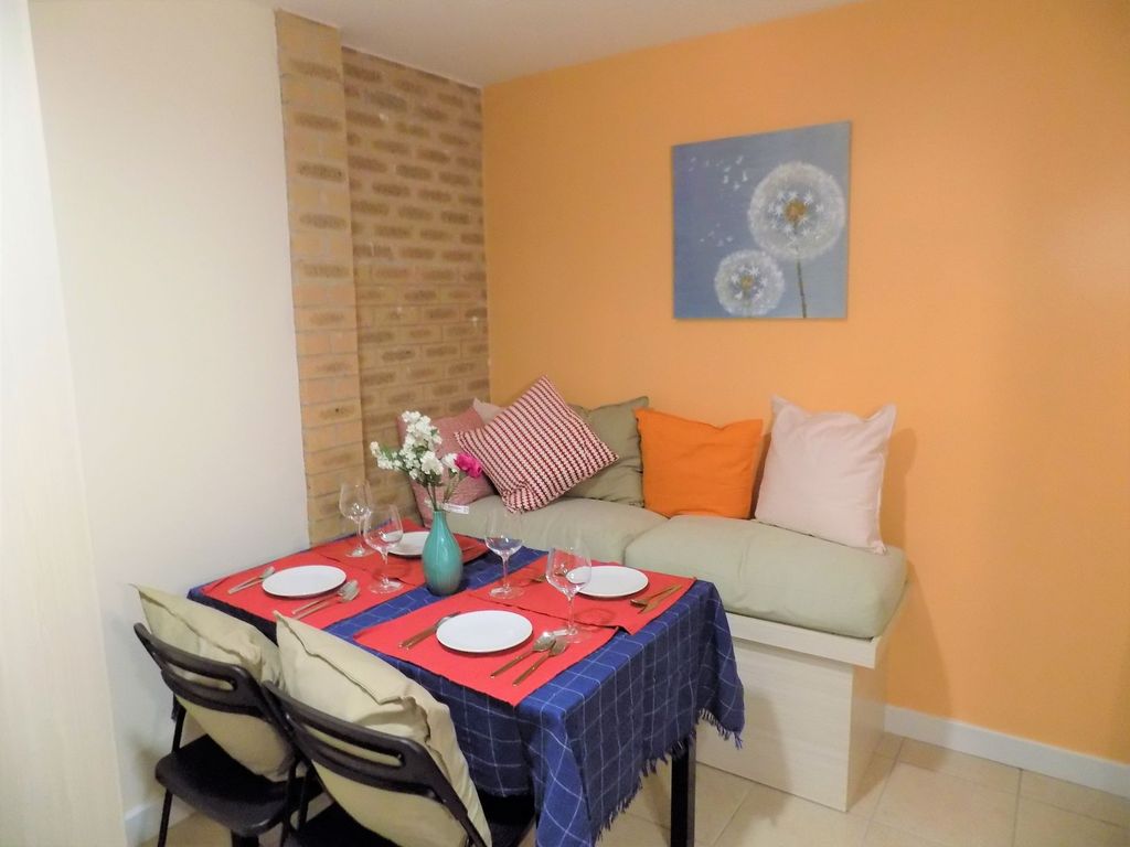 Property photo 1 of 64 Bright, Cosy Communal Lounge/Dining Nook With A Cu...