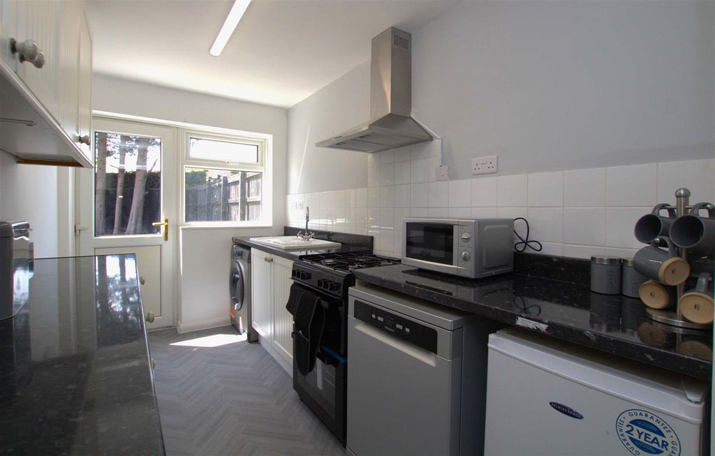 Property photo 3 of 10 Kitchen