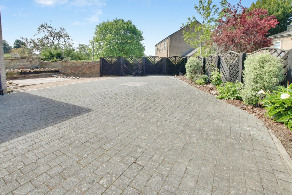 Property photo 3 of 23