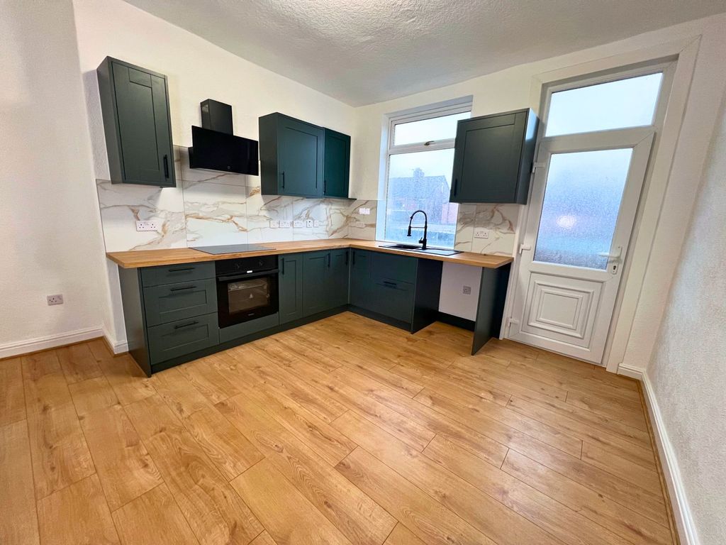 Property photo 1 of 9 32 Market Street, Cudworth Barnsley S72 8Lw