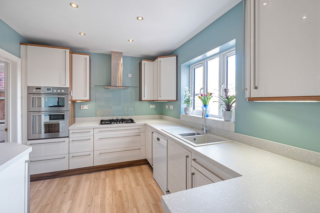 Property photo 3 of 27