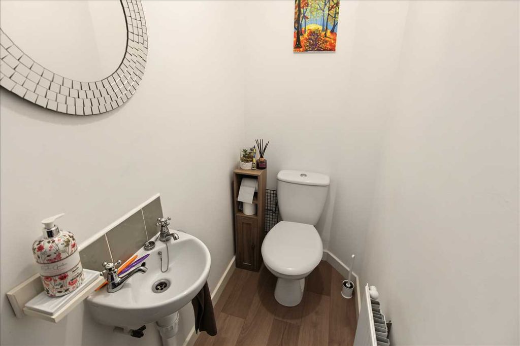 Property photo 2 of 14 Cloaks/WC