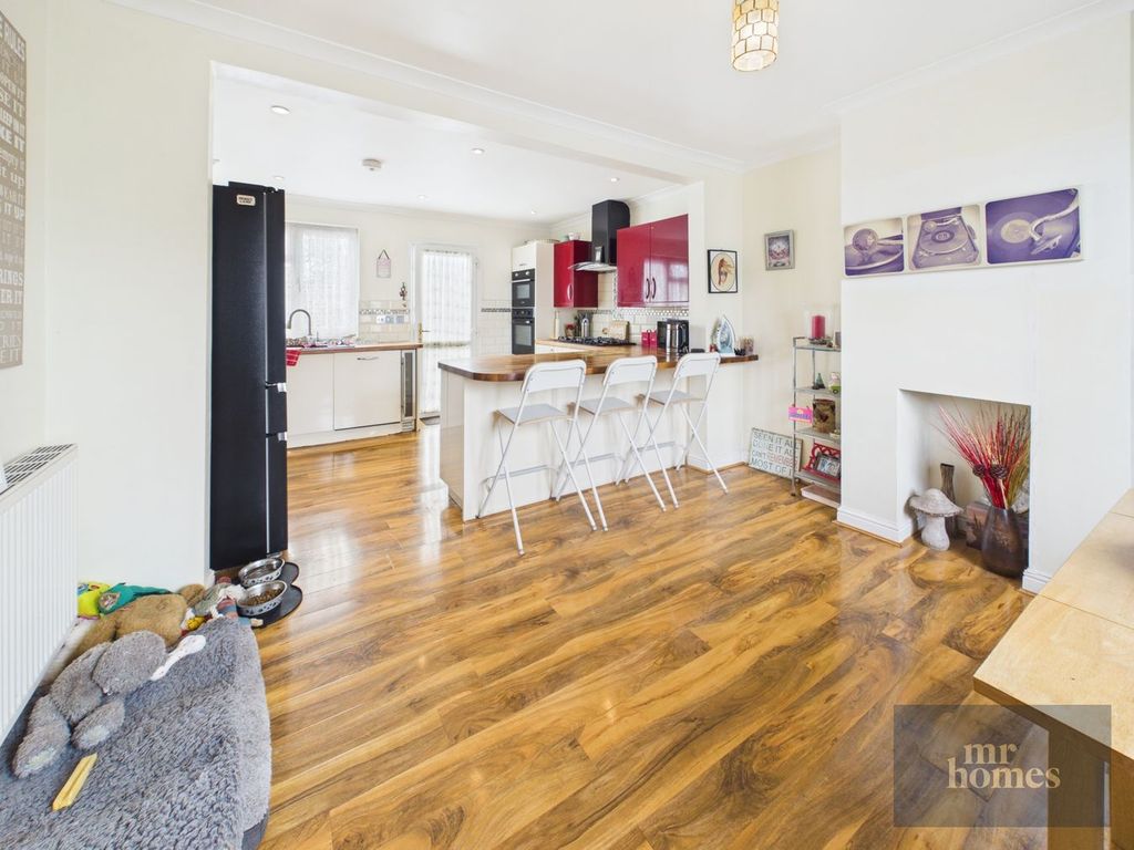 Property photo 3 of 33