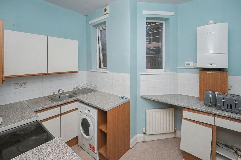 Property photo 2 of 7 Flat B, 14 Aldrington Road, Streatham, London Sw16 1th