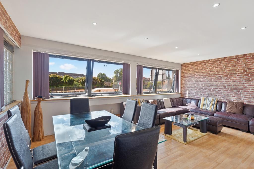 Property photo 2 of 23 Dining Area/Lounge