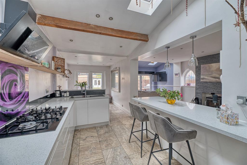 Property photo 3 of 20 Kitchen/Breakfast Area