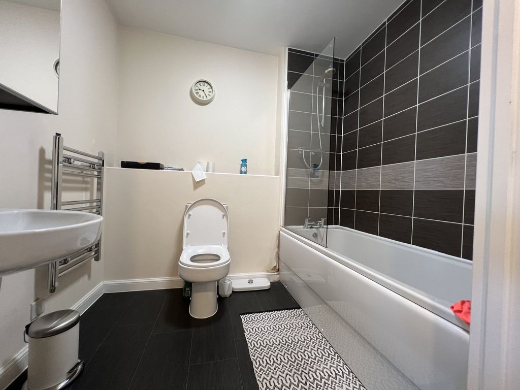 Property photo 2 of 7 Bathroom