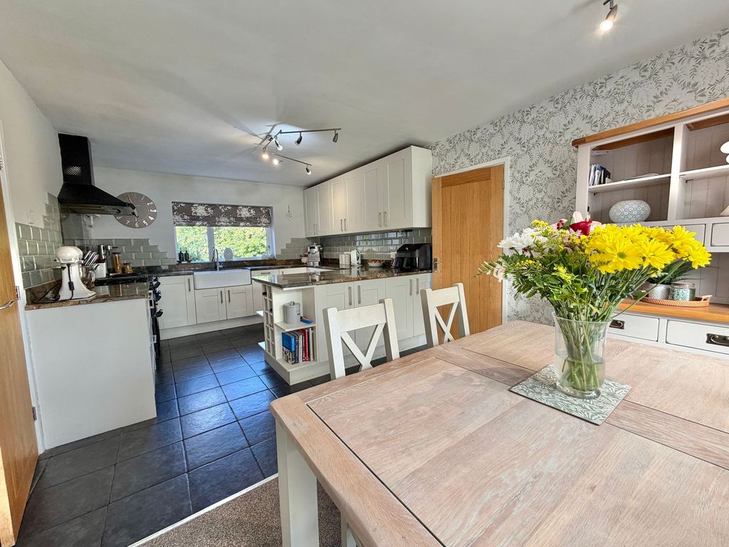 Property photo 3 of 27 Dining Kitchen