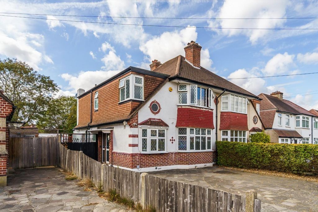 Property photo 1 of 18 Walsingham Gardens