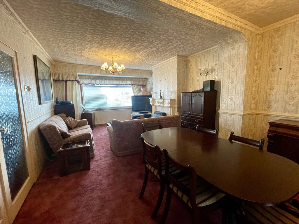 Property photo 3 of 12 Lounge