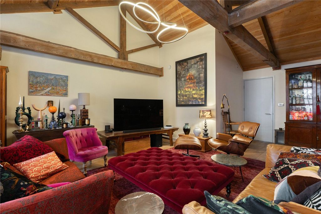 Property photo 3 of 23 Lounge