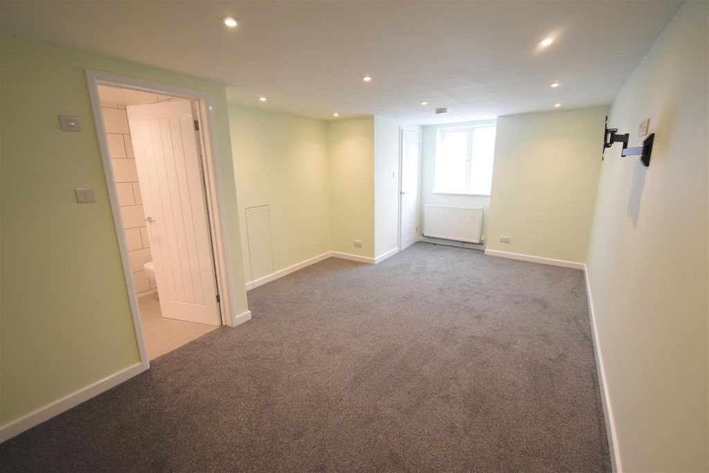 Property photo 3 of 12 Bedroom