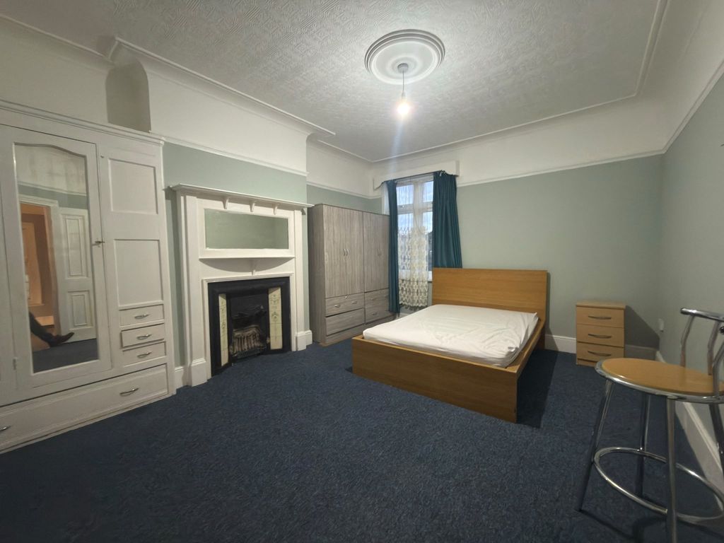 Property photo 1 of 7 Two Bedroom First Floor Flat Close To Valentines Park And Station-