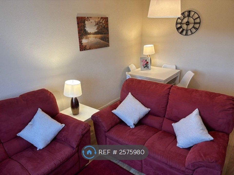 Property photo 3 of 19 Lounge 2