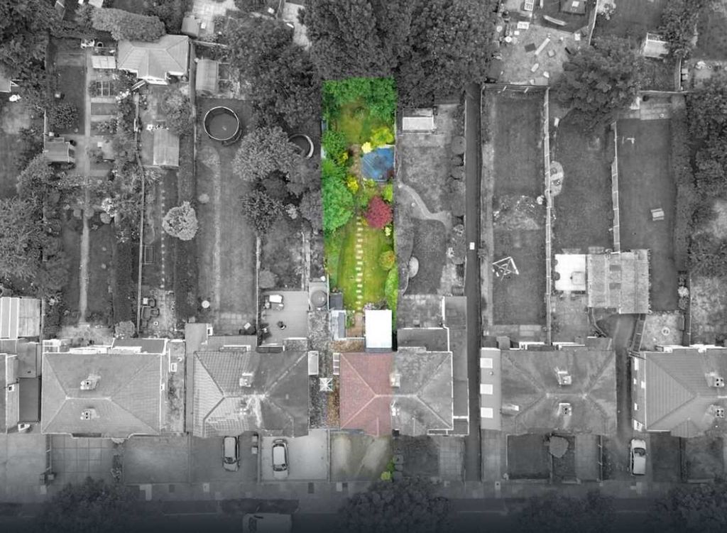 Property photo 2 of 18 Approach