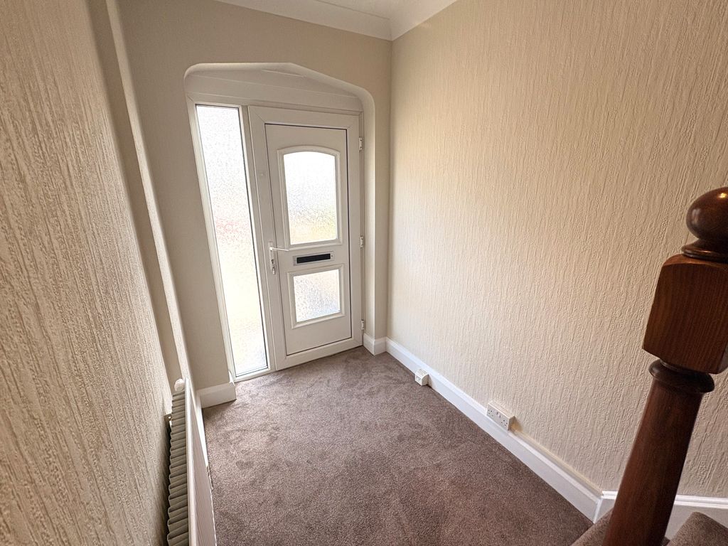Property photo 2 of 17 Entrance Hall.1