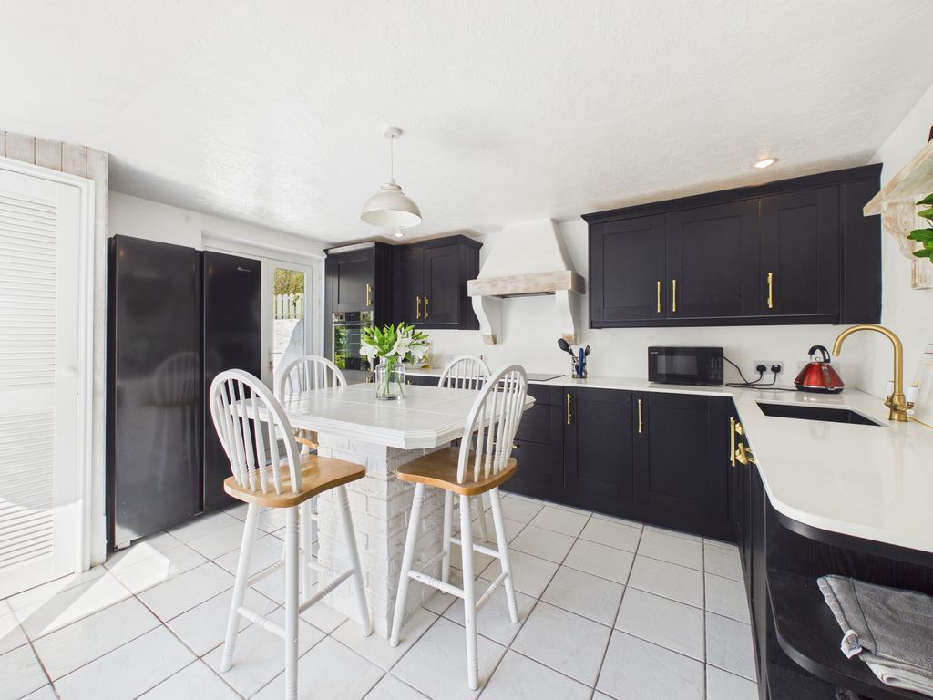 Property photo 3 of 9 Kitchen