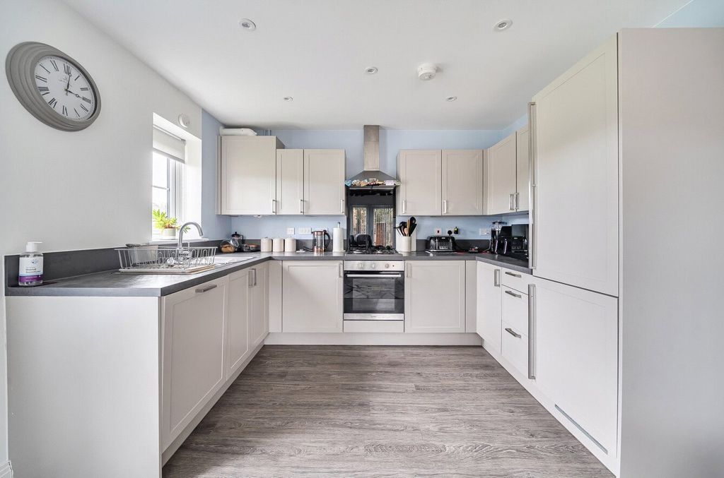 Property photo 2 of 21 Picture No. 13