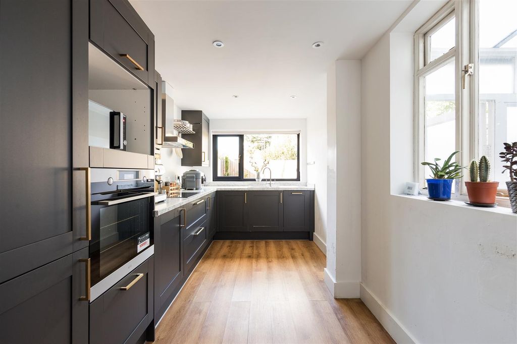 Property photo 3 of 21 Chingford Road, E17