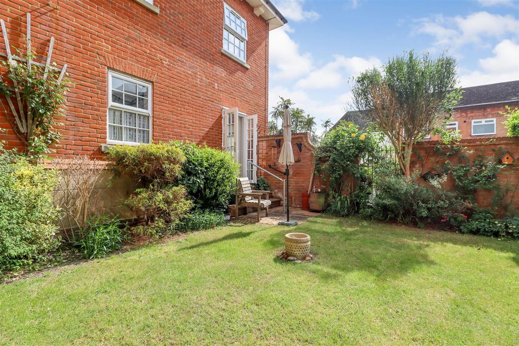 Additional image 16 of 2 bed flat for salePotters Place, Horsham RH12