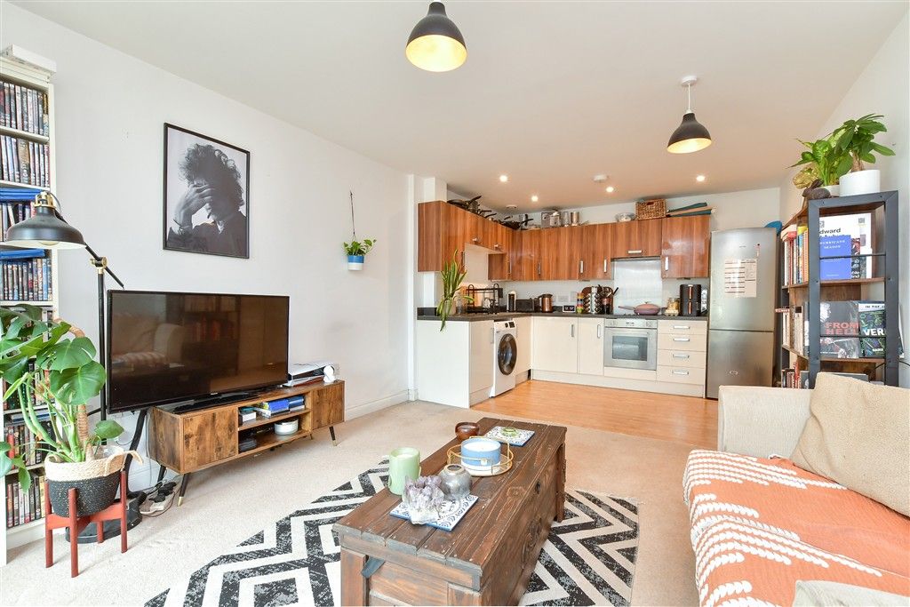Property photo 1 of 8 Lounge/ Kitchen