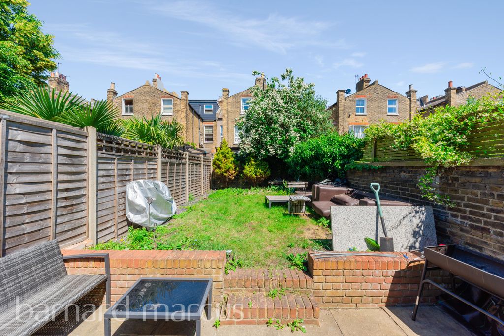 Property photo 3 of 8 Garden